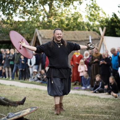Toeschouwers aanschouwen een Vikingen show bij Trelleborg in Denemarken