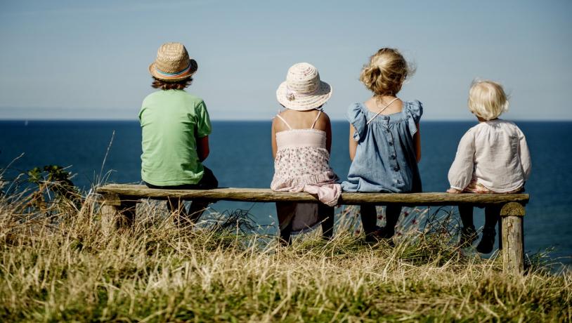 Kids op een bank in Hanstholm