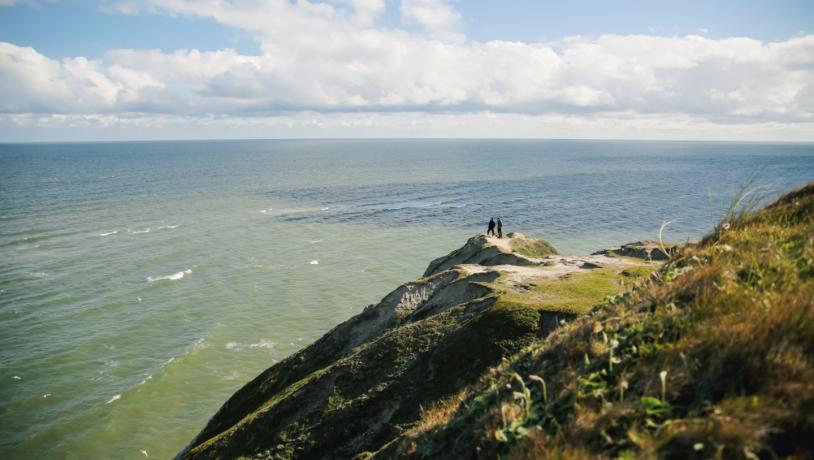Wandelaars bekijken het uitzicht vanaf Bulbjerg in Noord-Denemarken