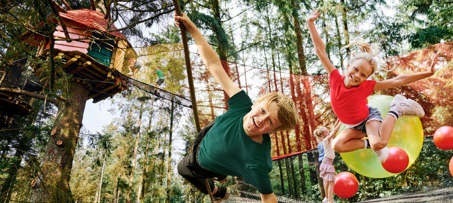 Lek högt upp i trädtopparna på WOW PARK som hör till LEGOLAND Billund Resort