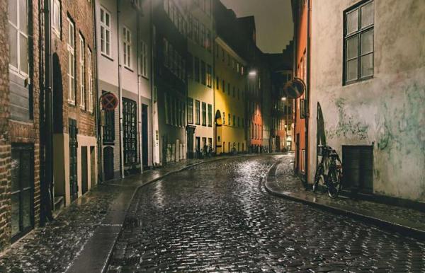 Kopenhagens bekannte Magstræde bei Nacht