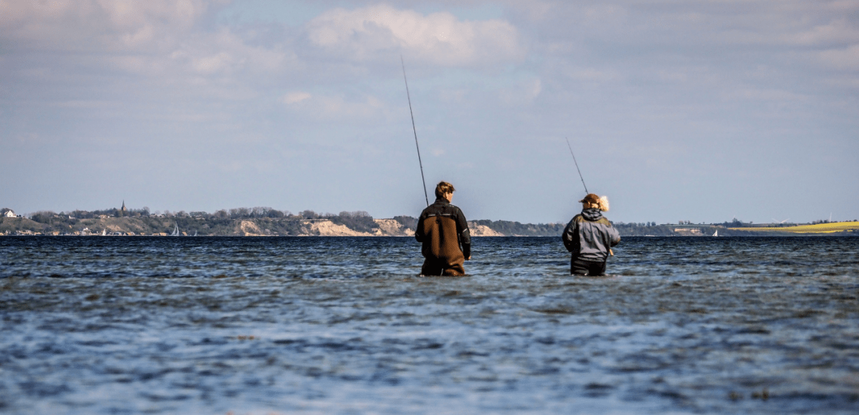 Fischer stehen in Nordseeland im Wasser, Dänemark