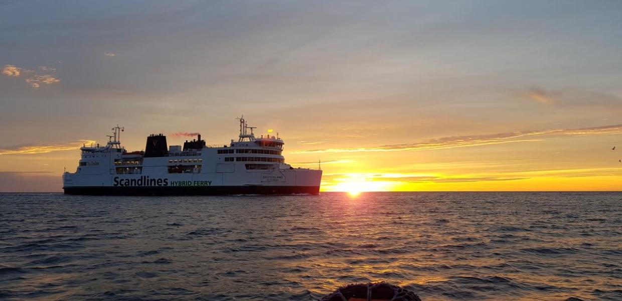 Scandlines Hybridfähre auf dem Meer Richtung Dänemark