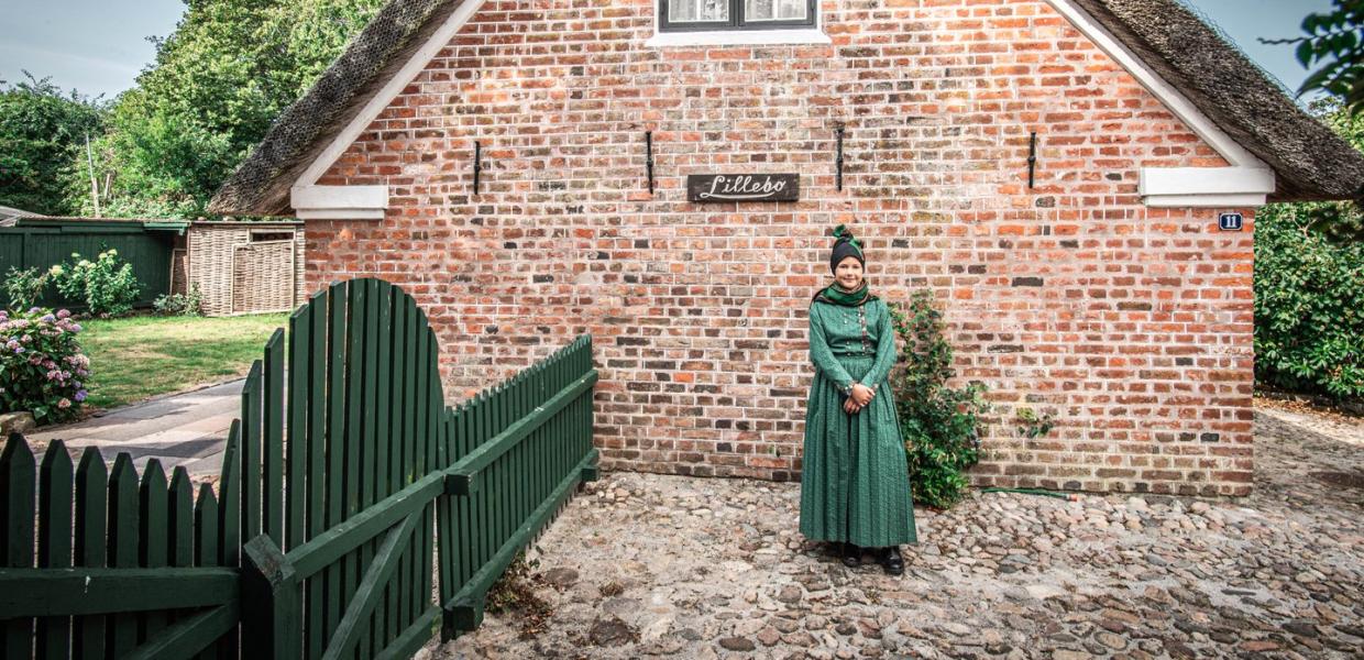 Vrouw in traditionele klederdracht op het Deense Waddeneiland Fanø