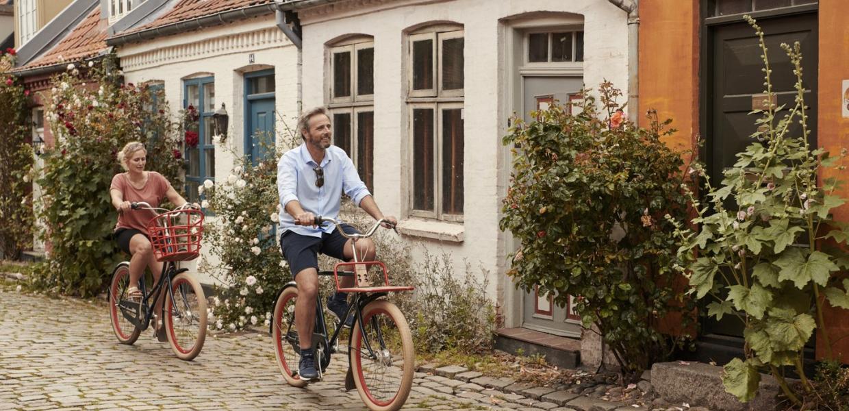 Couple biking in Møllestien, Aarhus