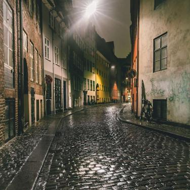 Kopenhagens bekannte Magstræde bei Nacht