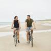 Paar fährt Fahrrad am Strand von Hirtshals in Nordjütland