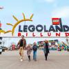 Familie im Eingang des LEGOLAND Billund