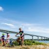 Familie på sykkeltur på Mors i Limfjorden, Danmark