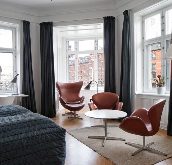 Bo på hotell i Köpenhamn. Kanske i Arne Jacobsen-rummet på Hotel Alexandra.