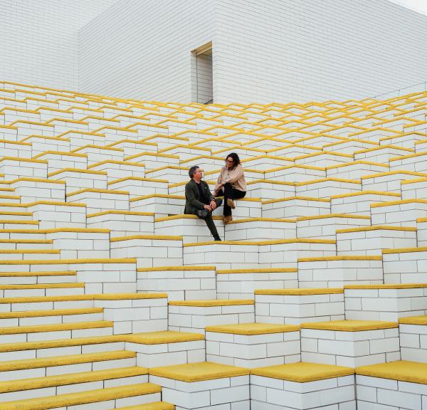 People sitting outside of LEGOhouse, Billund, Trekantområdet