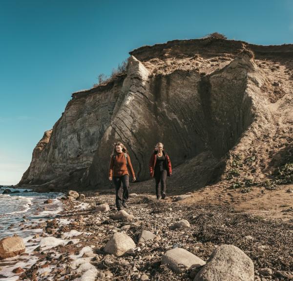 Wandelaars langs de kust op Mors