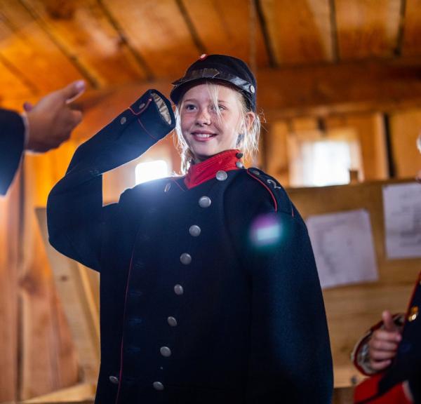 Een meisje in uniform in History Centre Dybbøl Banke