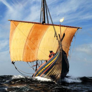 Bild von einem rekonstruierten Wikingerschiff auf den Roskilde Fjord
