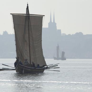 Een vikingen schip vaart de haven van Roskilde uit