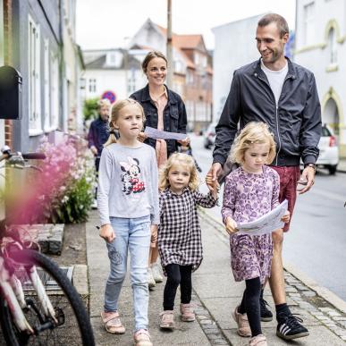 Een familie is aan het schatzoeken in Odder in Kystlandet