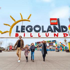Familie im Eingang des LEGOLAND Billund
