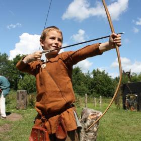 Junge als Wikinger verkleidet im Ribe VikingeCenter