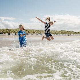 Kids op het strand in Noord-Jutland 