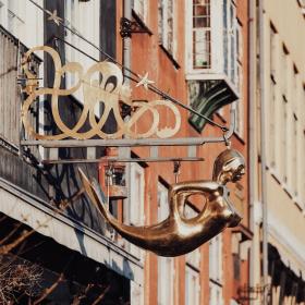De Kleine Zeemeermin hoort bij Kopenhagen en komt zelfs terug in facades