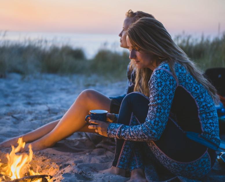 2 Frauen sitzen in Tisvilde am Strand an einem Lagerfeuer, Dänemark