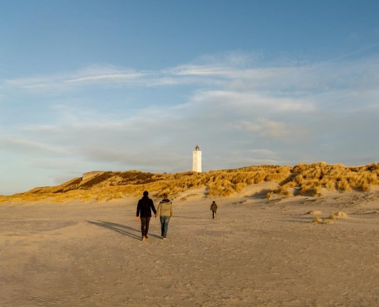 Familie på Blåvand strand ved Blåvandshuk fyrtårn i Vest Jylland
