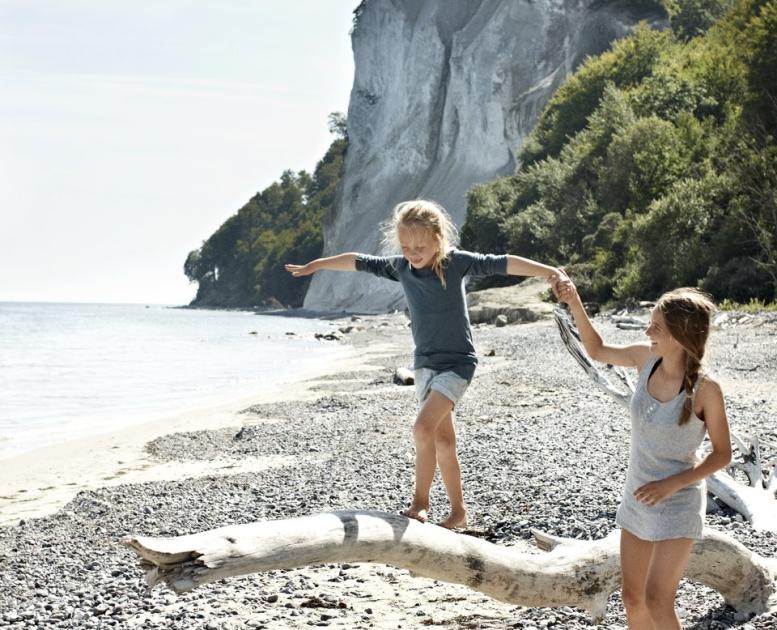 To jenter leker på stranden ved Møns Klint, Sydsjælland, Danmark