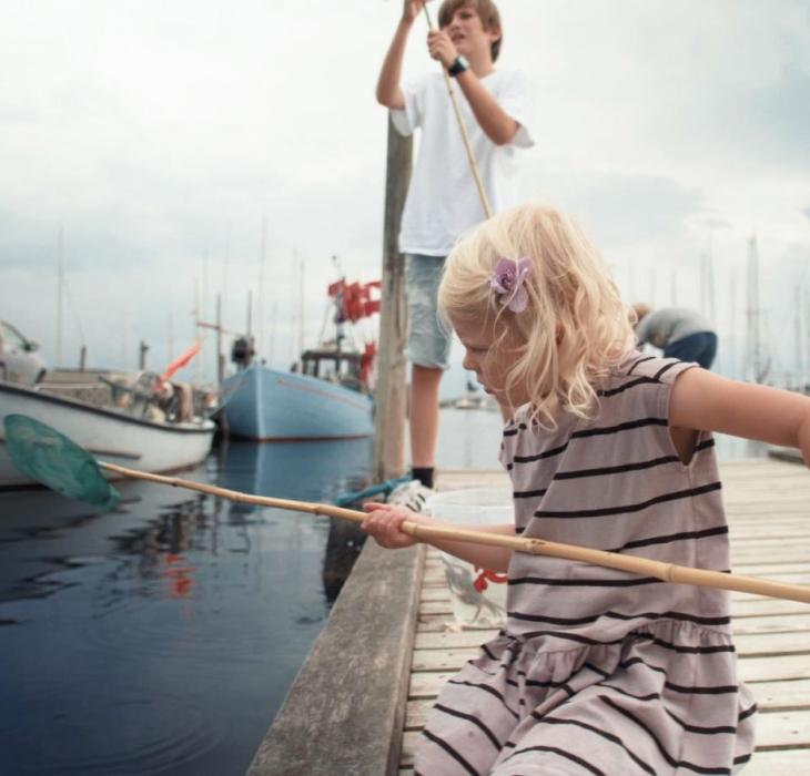 Meisje aan het vissen in Denemarken