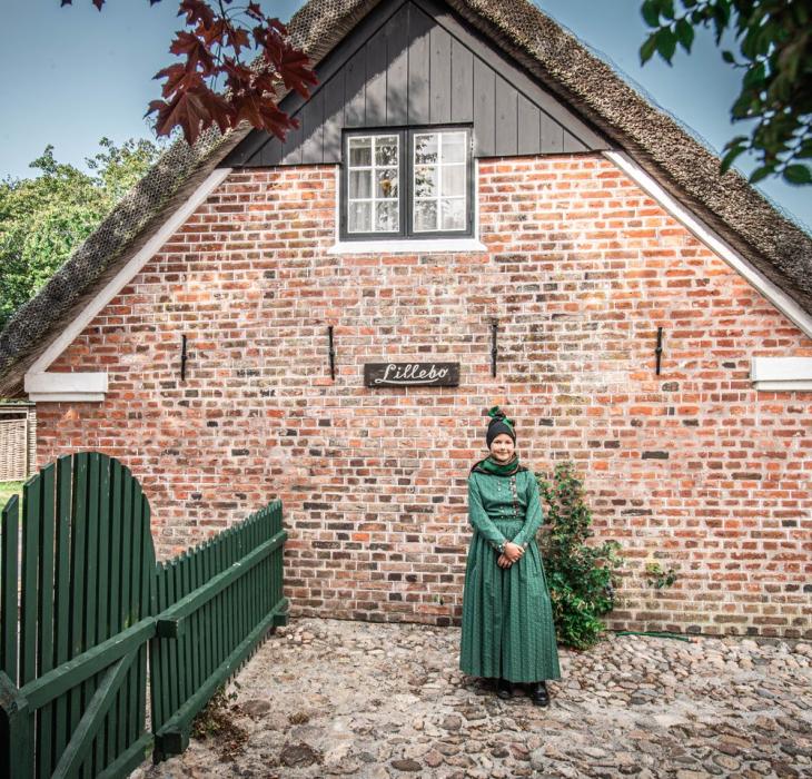 Vrouw in traditionele klederdracht op het Deense Waddeneiland Fanø