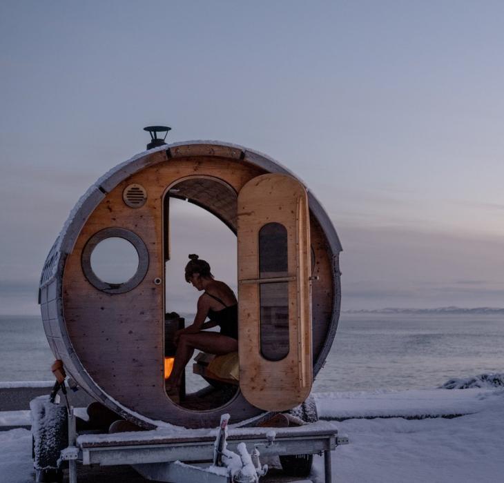 Kvinne i sauna på vestkysten av Danmark